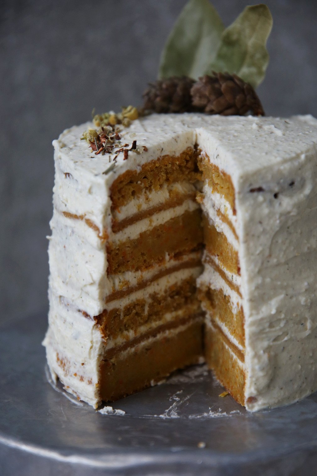Marzipan carrot cake with chamomile cream cheese frosting | Layer cake on Due fili d'erba | Two blades of grass | Recipe, styling and photography by Thais FK