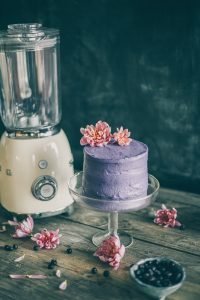 Thais FK Photographer Recipe Developer & Content Creator | Valokuvaaja Ruokataiteilija & Sisällöntuottaja Thais FK | Blueberry lavender crunchy cake (gluten free, dairy free) | Collaboration with Smeg Nordic | on Due fili d'erba | Two Blades of Grass | Photos, styling and recipe by Thais FK